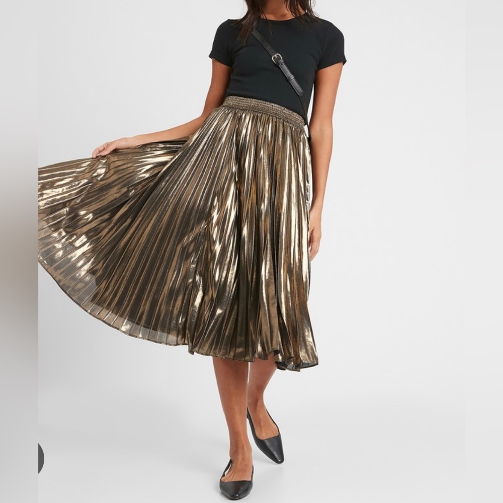 Super cute BR gold pleated skirt
